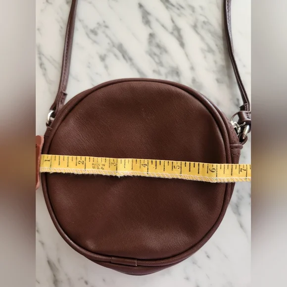 No Boundaries circle crossbody in brown - Picture 5 of 7